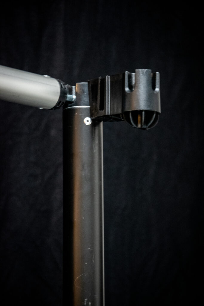 Zwarte staander met side arm klaar voor gebruik Pipe & Drape 2.0