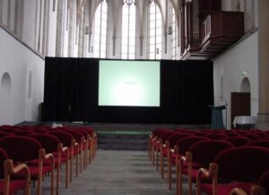 Scherm met doek in de kerk, ruimte deling