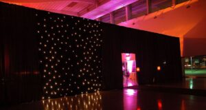 Zwarte scheidingswand met verlichting als ruimteverdeler