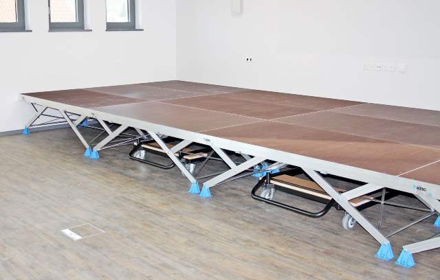 Bütec Schaar 100 met trolley onder toneel